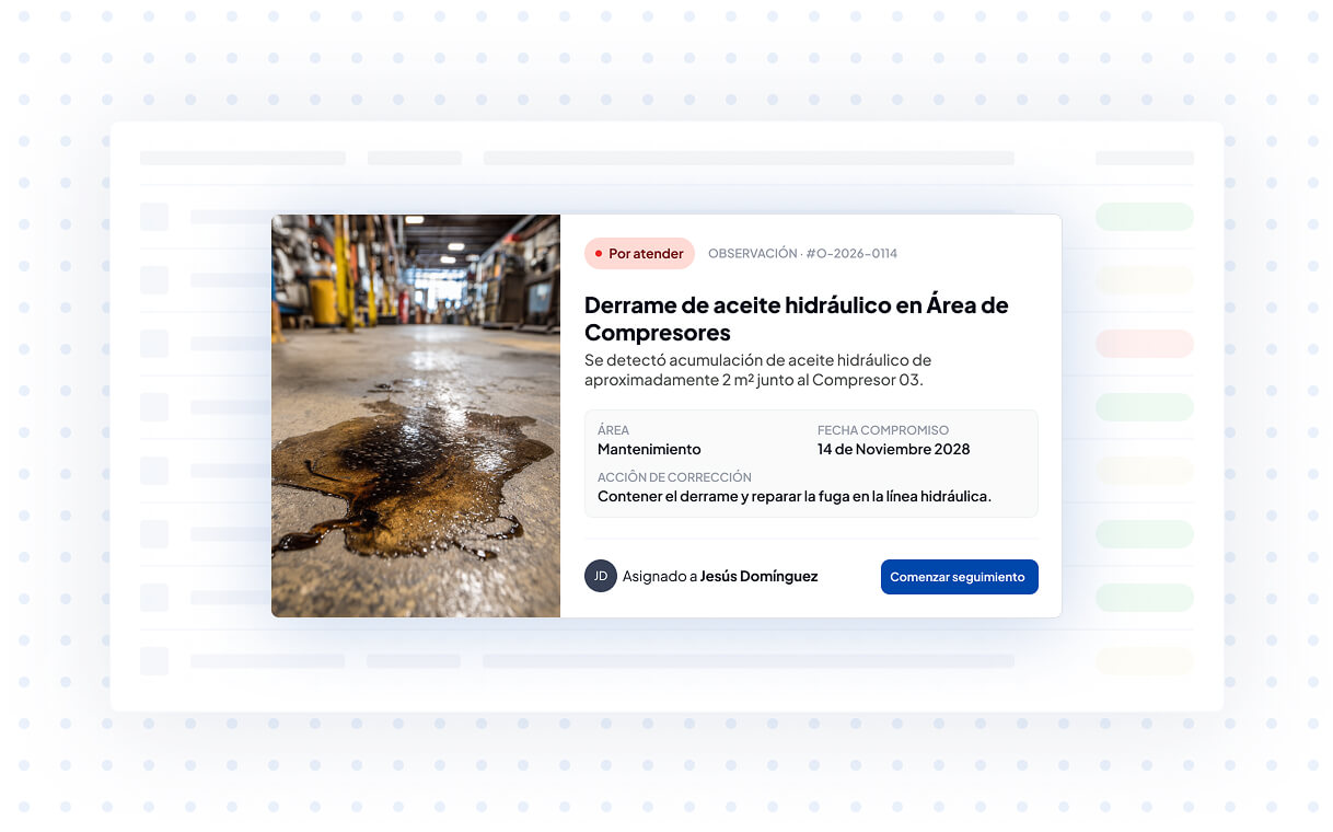 Charco de aceite hidráulico derramado en el suelo de un área de compresores industriales
